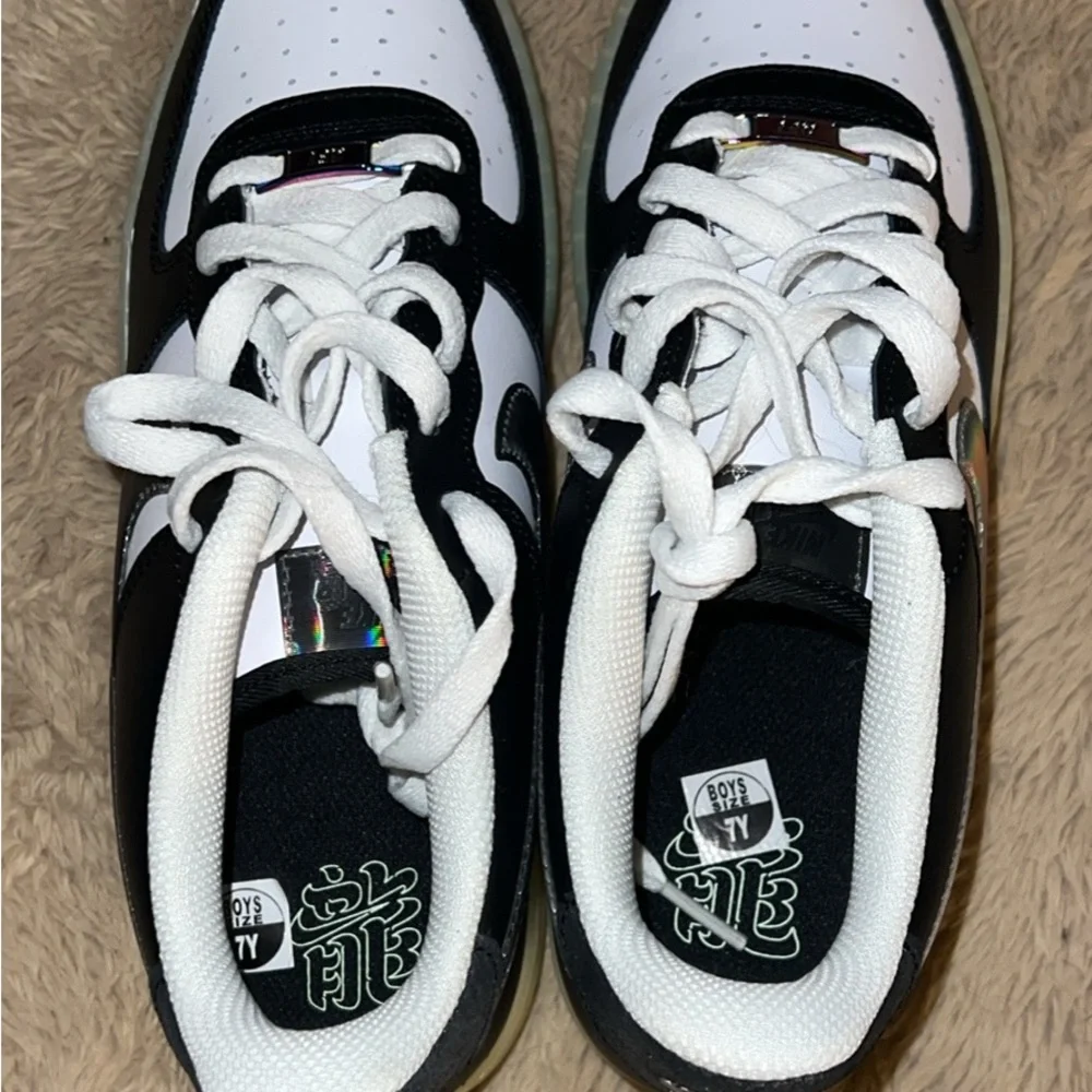 Nike Kids Sneakers Black and White - Picture 2 of 5